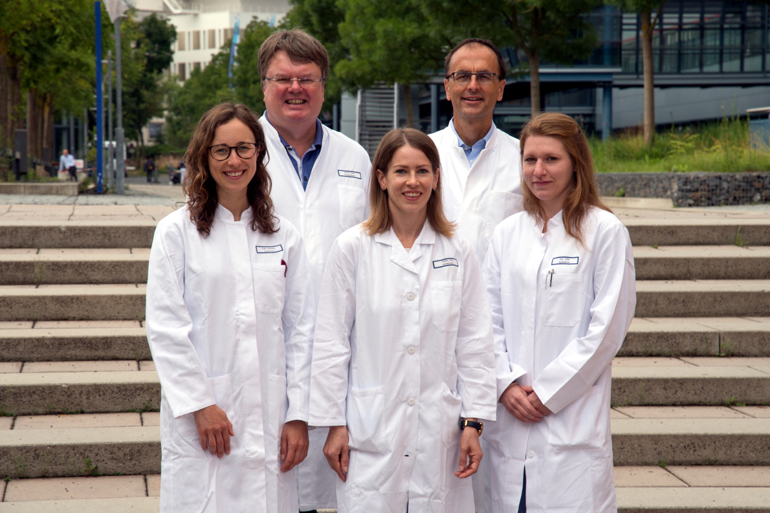 Ein Gruppenfoto einiger AMBORA Team-Mitglieder zeigt in der hinteren Reihe die Projektleiter Prof. Dr. Frank Dörje und Prof. Dr. Martin F. Fromm und in der vorderen Reihe Dr. Katja Gessner, Pauline Dürr und Dr. Lisa Cuba