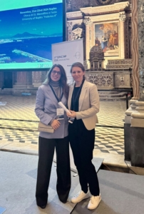Dr. Sara Mucherino übergibt Dr. Lisa Cuba die Urkunde des