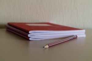 Ein Stapel mit Merkblätter – Link zum Downloadbereich für Schulungsmaterialien zur oralen Tumortherapie