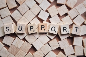 Nebenwirkungen einer oralen Krebstherapie können durch sogenannte Supportivtherapie gelindert werden. Holzklötzchen, ähnlich wie bei dem Spiel "Scrabble", bilden das Wort Support.