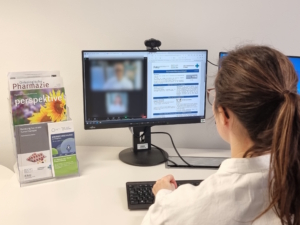 Eine Apothekerin des AMBORA-Teams berät eine Patientin per Videosprechstunde.