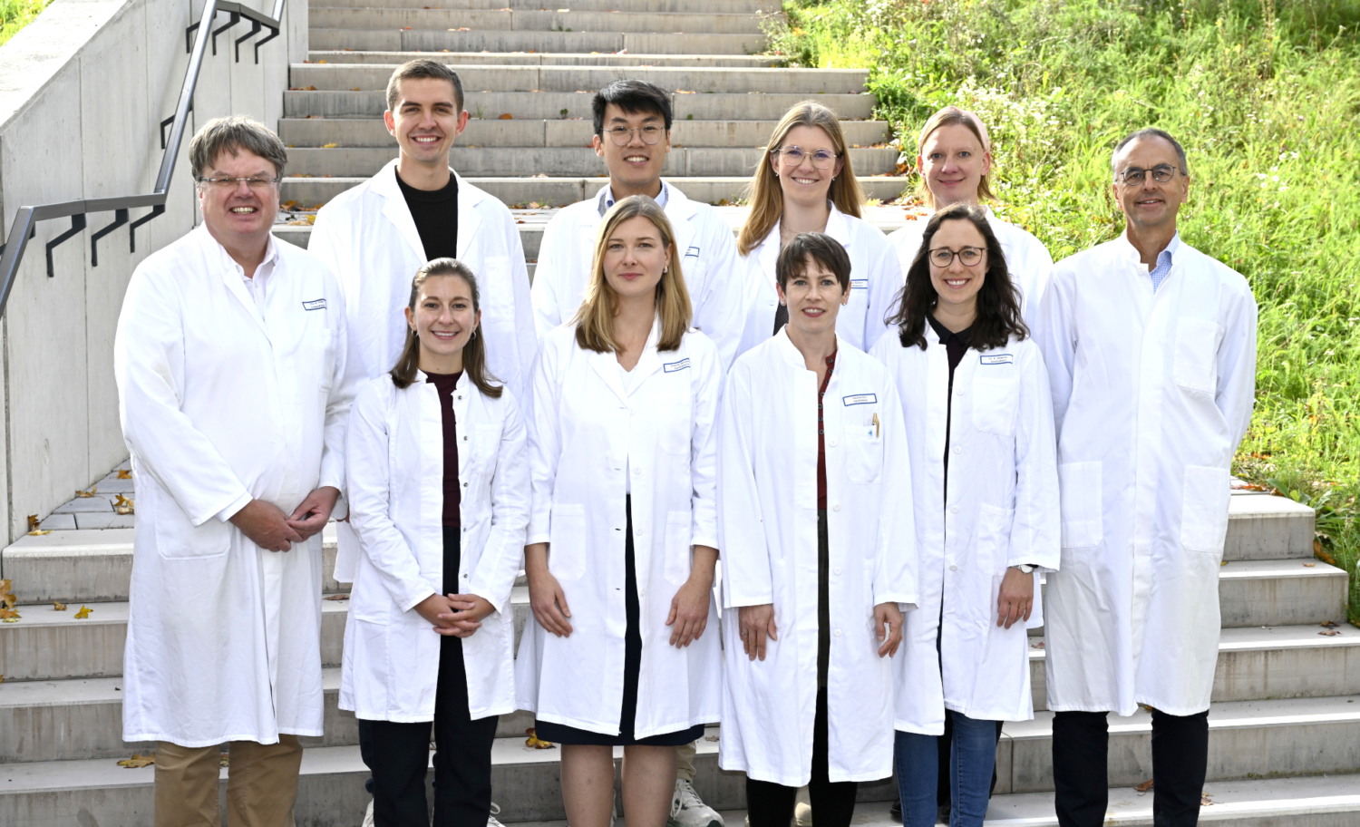 Ein Gruppenfoto der AMBORA Team-Mitglieder zeigt in der hinteren Reihe Michael Sponfeldner, Sam Huynh, Maike Simon und Julia Schwanfelder und in der vorderen Reihen Projektleiter Prof. Dr. Frank Dörje, Phyllis Lensker, Sophia Reinhold, Pauline Dürr, Dr. Katja Gessner und Projektleiter Prof. Dr. Martin F. Fromm.